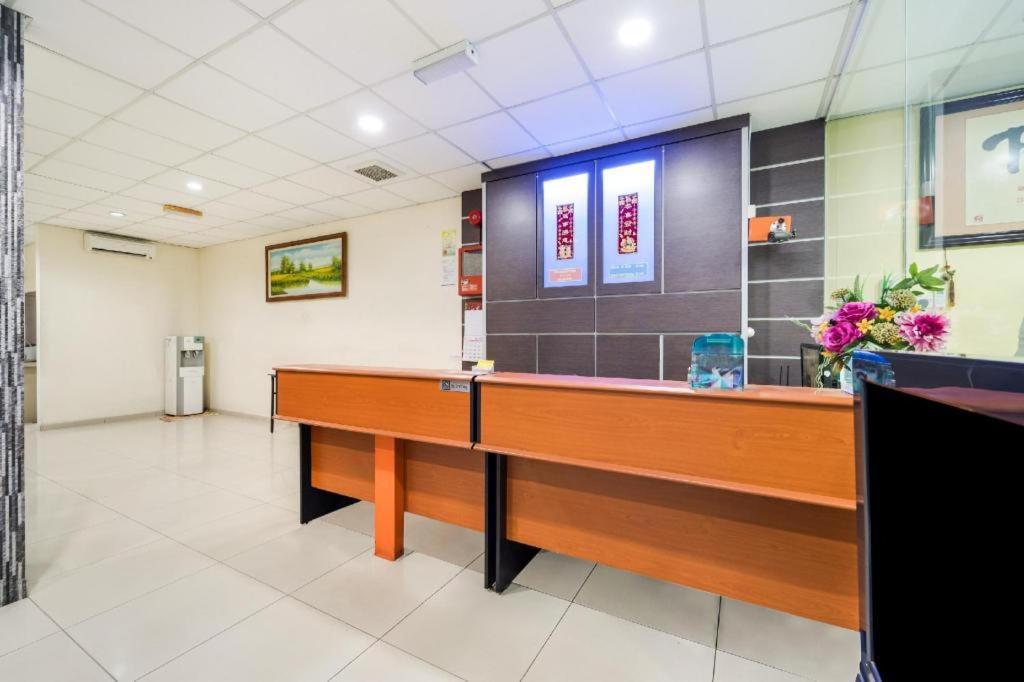 Oyo 301 River Inn Hotel Butterworth Exterior photo